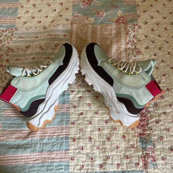 Sorel Woman’s Kinetic Breakthru Venture Mid-Boot Waterproof-Mint-Size 8 - Picture 10 of 13